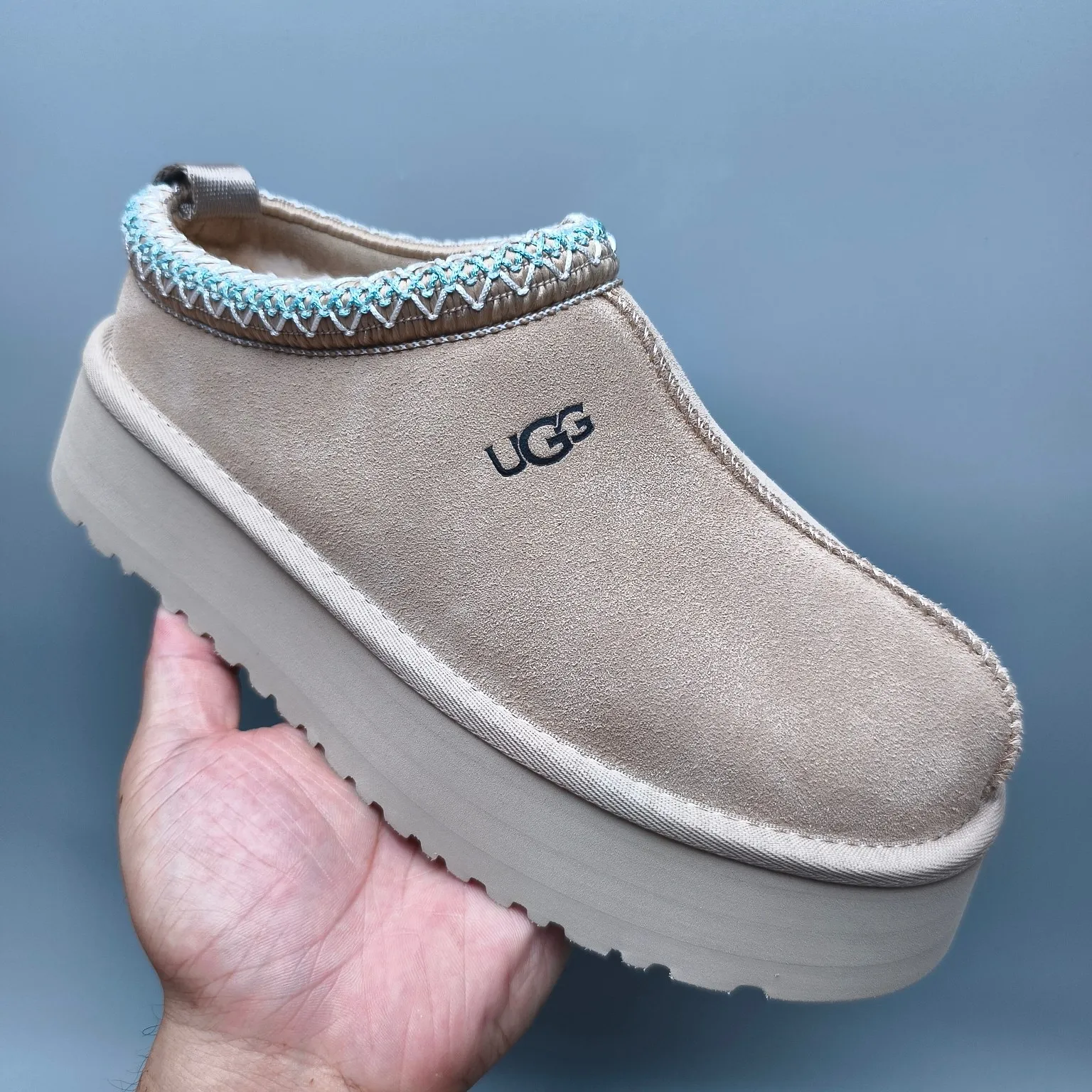 💰440 UGG sheepskin all-in-one snow boots 2553 co-branded national trend style thick-soled one-leg women’s snow boots🐾~ 🍭 A co-branded trendy item launched with well-known designer brands Feng Chen Wang and TELFAR. Zhou Dongyu & Wang Jiaer’s same style Fang Kete boots. The slip-on design makes it easy to put on and take off, and can be used indoors or outdoors. The exotic edging design is eye-catching, and it is definitely worth buying~ 🍭Material: cowhide➕sheep fur Outsole: rubber (light wing technology) 🍭Color: black, maroon, sand, dark green, light gray, chocolate, beige, walnut, brown, dark gray, red 🍭Number of codes: 35-42